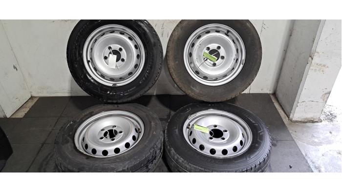 Velgen set + banden Renault Master