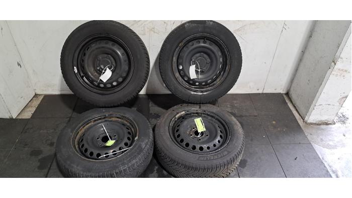 Velgen set + winterbanden Renault Express Velgen set + winterbanden Renault Express