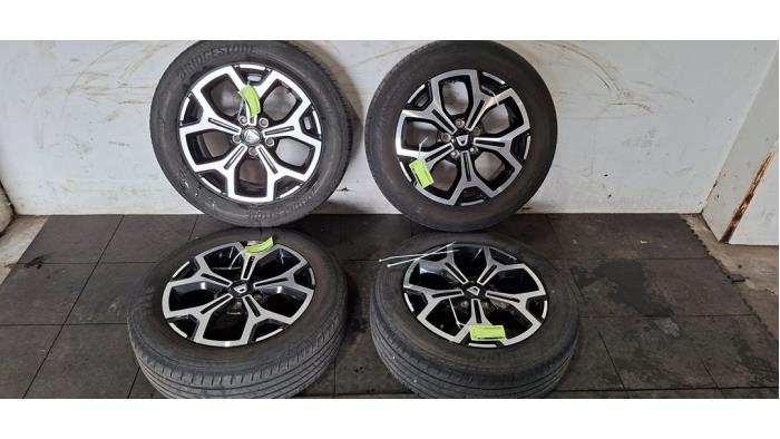 Velgen set + banden Dacia Duster Velgen set + banden Dacia Duster