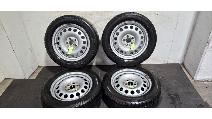 Velgen set + banden Mercedes Vito Velgen set + banden Mercedes Vito