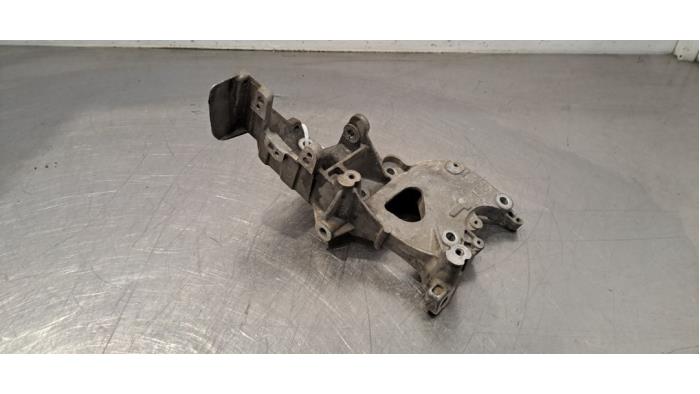 Alternator lower bracket Opel Combo