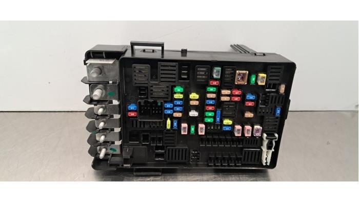 Boîte à fusibles MG 3