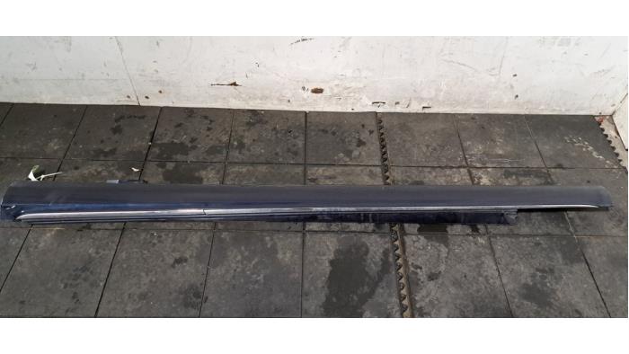 Marche-pied (list de couverture) gauche Mercedes C-Klasse Marche-pied (list de couverture) gauche Mercedes C-Klasse