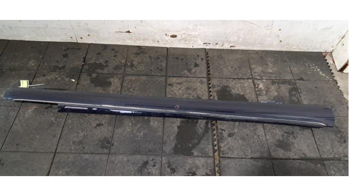 Marche-pied (list de couverture) droite Mercedes C-Klasse Marche-pied (list de couverture) droite Mercedes C-Klasse