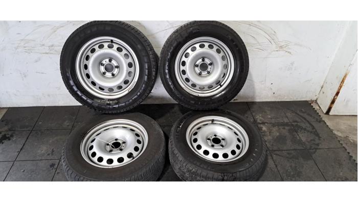 Velgen set + banden Peugeot Expert