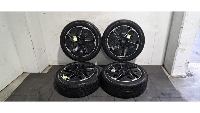 Velgen set + banden Peugeot 408 Velgen set + banden Peugeot 408
