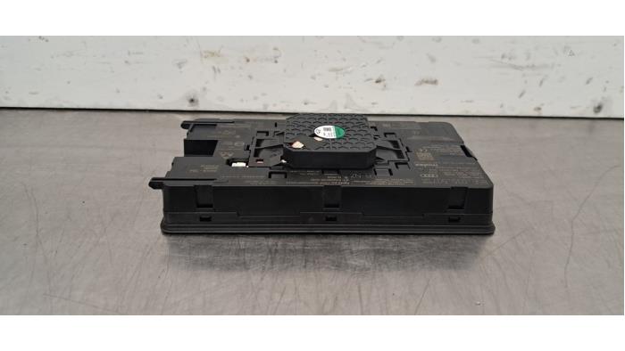 Ladowarka bezprzewodowa Porsche Macan Ladowarka bezprzewodowa Porsche Macan