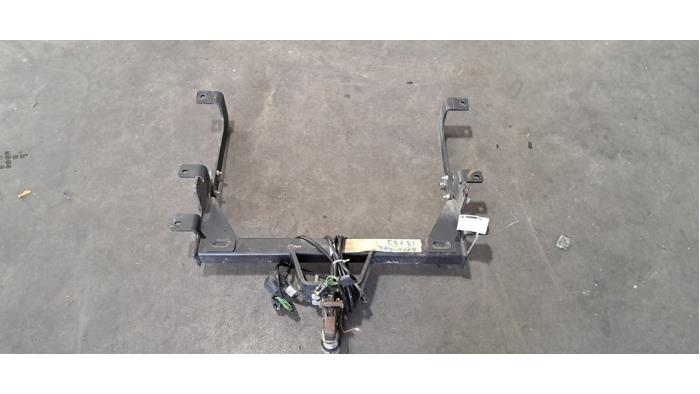 Crochet d'attelage Nissan Interstar Crochet d'attelage Nissan Interstar