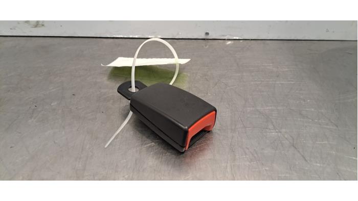 Insertion ceinture de sécurité arrière gauche Mercedes Sprinter Insertion ceinture de sécurité arrière gauche Mercedes Sprinter