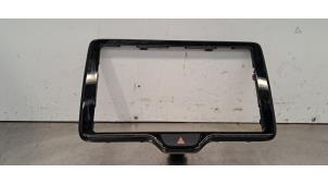 Gebruikte Dashboard sierlijst Toyota Yaris IV (P21/PA1/PH1) 1.5 12V Hybrid 115 Prijs € 30,25 Inclusief btw aangeboden door Autohandel Didier