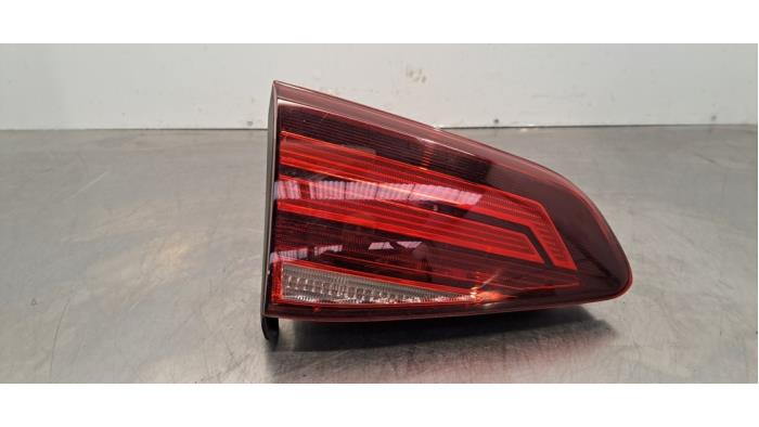 Vasen takavalo Volkswagen Golf