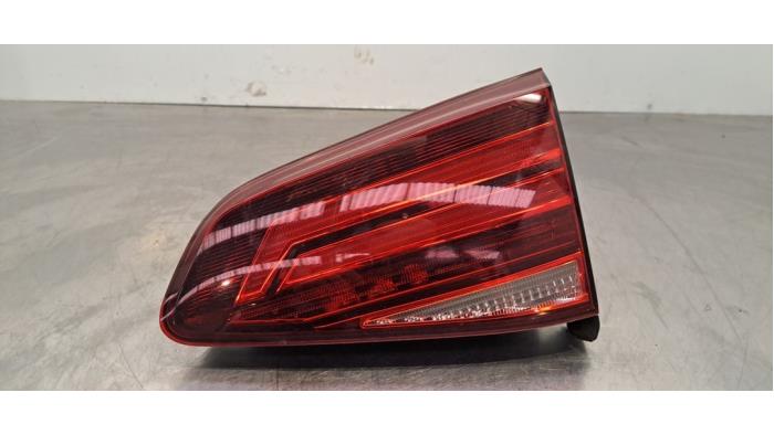 Oikea takavalo Volkswagen Golf