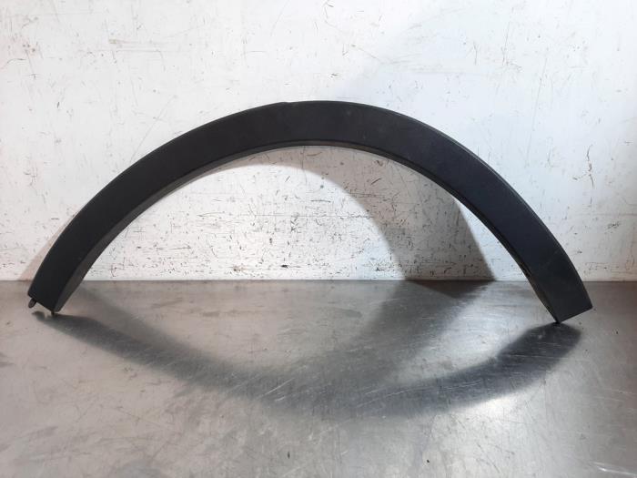 Wielrand achter Volvo XC40