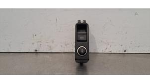 Gebruikte Schakelaar handrem Audi A3 Sportback (8YA) 2.0 35 TDI 16V Prijs € 30,25 Inclusief btw aangeboden door Autohandel Didier
