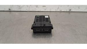 Gebruikte AUX/USB aansluiting Volkswagen Transporter T6 2.0 TDI 150 Prijs € 30,25 Inclusief btw aangeboden door Autohandel Didier