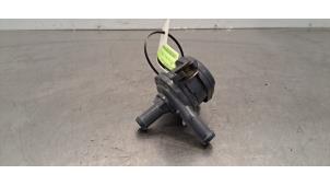 Gebruikte Extra waterpomp Toyota Yaris IV (P21/PA1/PH1) 1.5 12V Hybrid 115 Prijs € 133,10 Inclusief btw aangeboden door Autohandel Didier