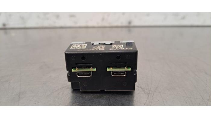 Conexión AUX-USB Volvo EC40