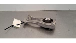 Gebruikte Versnellingsbak Steun Toyota Yaris IV (P21/PA1/PH1) 1.5 12V Hybrid 115 Prijs € 30,25 Inclusief btw aangeboden door Autohandel Didier