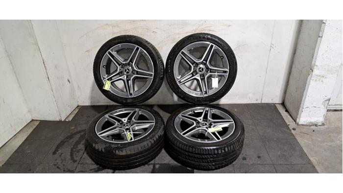 Velgen set + banden Mercedes CLA