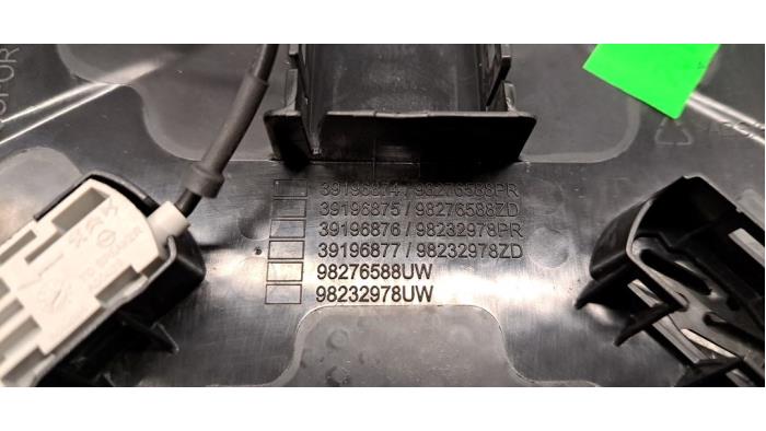 Binnenverlichting voor van een Opel Corsa F (UB/UH/UP) 1.2 Turbo 12V 100 2022