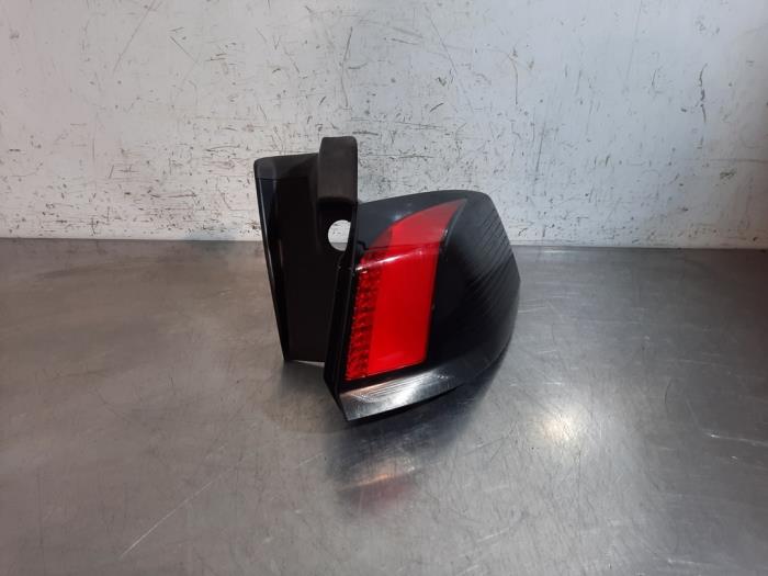 Правий задній ліхтар Peugeot 5008
