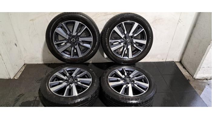 Velgen set + banden Nissan Micra