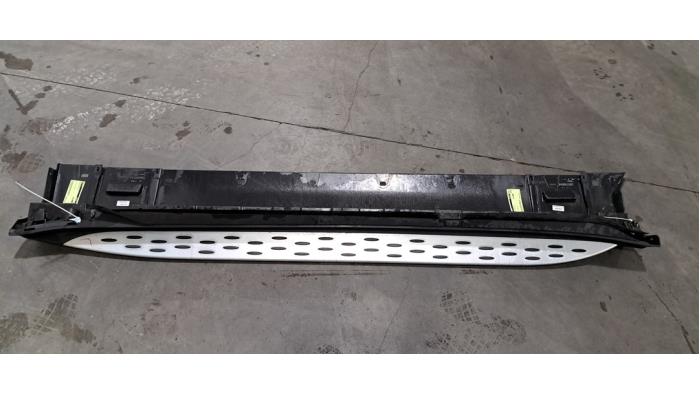 Treeplank links Mercedes EQC