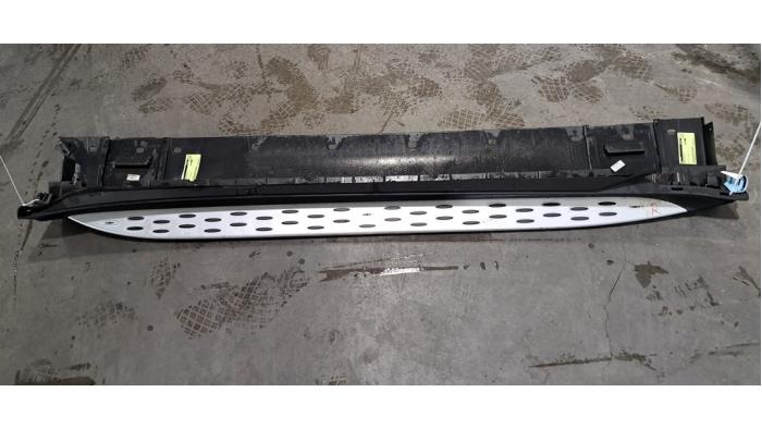 Treeplank rechts Mercedes EQC