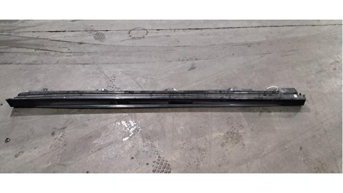 Накриває підвіконня праворуч Mercedes CLA