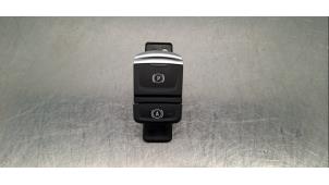 Gebruikte Handrem schakelaar Renault Clio V (RJAB) 1.6 E-Tech 145 16V Prijs € 24,20 Inclusief btw aangeboden door Autohandel Didier