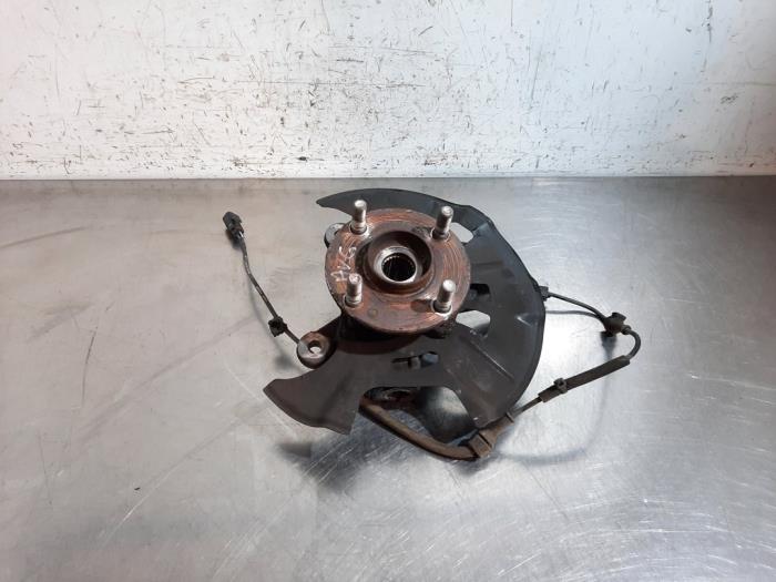 Fusee links-voor Mazda 2.