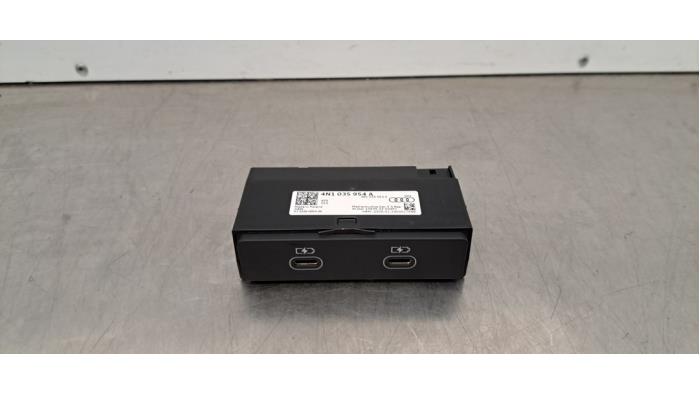 AUX/USB aansluiting Audi E-Tron