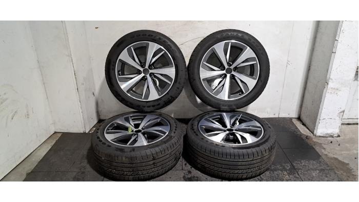 Velgen set + banden Audi E-Tron