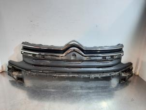 Gebruikte Grille Citroen C5 Aircross I (A4/AC/AJ/AR) 1.2 e-THP PureTech 130 Prijs € 199,65 Inclusief btw aangeboden door Autohandel Didier
