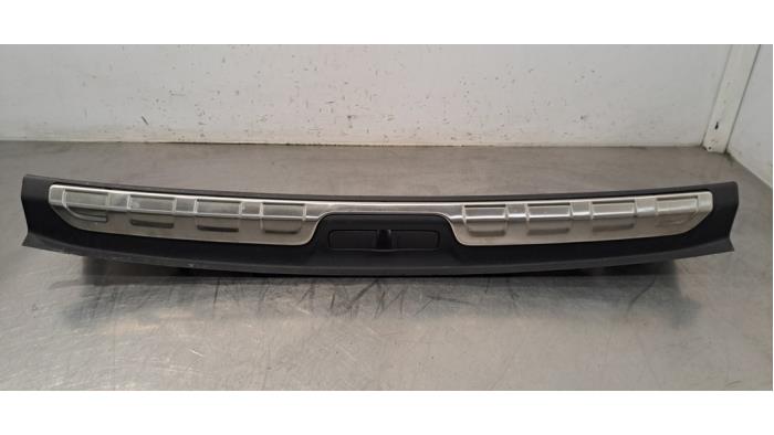 Couverture capteur serrure arrière Peugeot 408