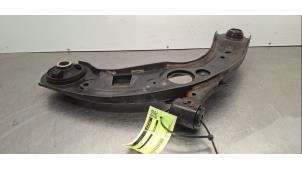 Gebruikte Draagarm rechts-voor Mazda CX-3 (DJ/DK) 2.0 SkyActiv-G 120 Prijs € 102,85 Inclusief btw aangeboden door Autohandel Didier