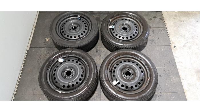 Kit jantes + pneumatiques Nissan Micra