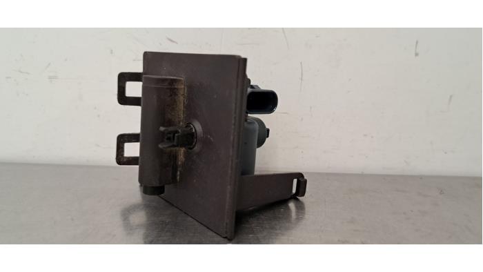 Moteur de verrouillage clapet réservoir Mercedes GLA