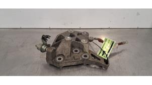 Gebruikte Versnellingsbak Steun Peugeot Boxer (U9) 2.2 Blue HDi 120 Prijs € 102,85 Inclusief btw aangeboden door Autohandel Didier