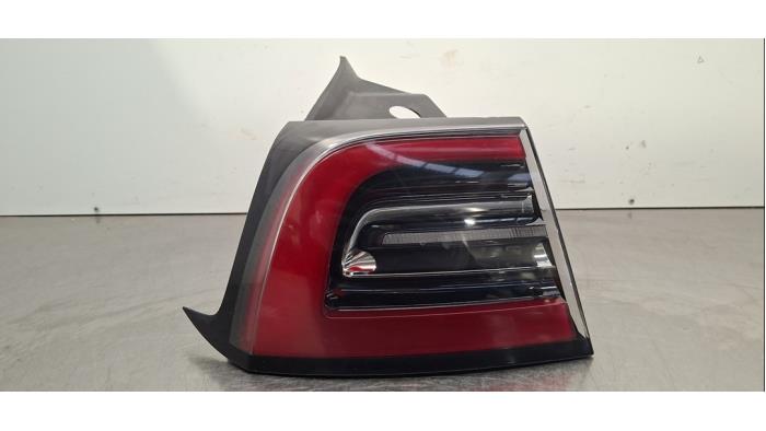 Feu arrière gauche Tesla Model Y