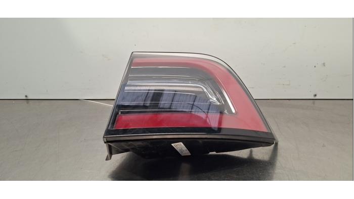 Feu arrière droit Tesla Model Y