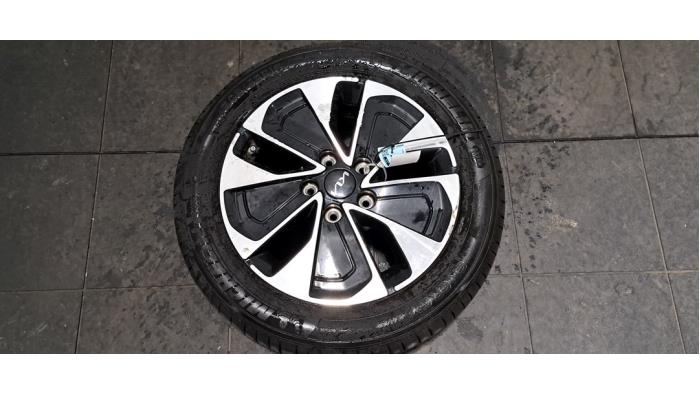 Velg + Band van een Kia Ceed Sportswagon (CDF) 1.6 GDI 16V PHEV 2024