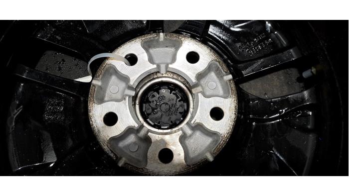 Velg + Band van een Kia Ceed Sportswagon (CDF) 1.6 GDI 16V PHEV 2024