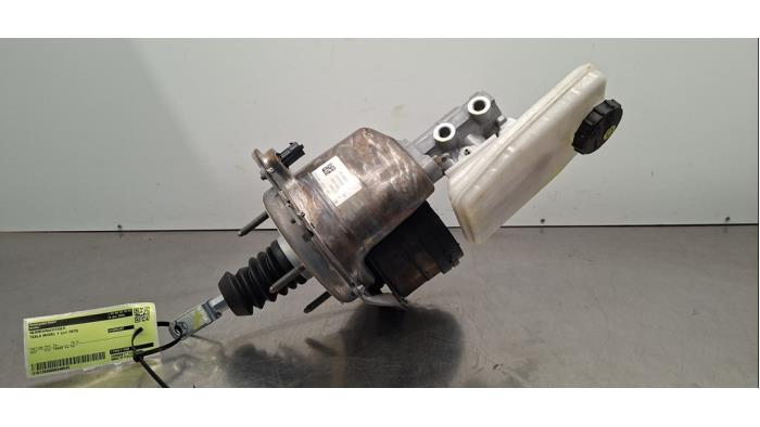 Assistant de freinage Tesla Model Y