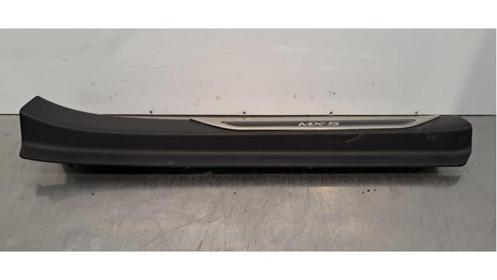 Marche-pied (list de couverture) droite Mazda MX-5