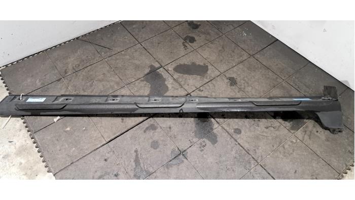 Marche-pied (list de couverture) droite Dacia Jogger