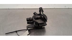 Gebruikte Thermostaathuis Peugeot 408 1.6 16V HYbrid 180 Prijs € 54,45 Inclusief btw aangeboden door Autohandel Didier