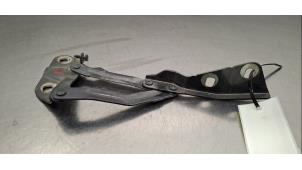 Gebruikte Motorkap Scharnier Ford Transit Custom 2.0 TDCi 16V Eco Blue 130 Prijs € 24,20 Inclusief btw aangeboden door Autohandel Didier