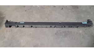 Gebruikte Afdeklijst dorpel links Landrover Defender II 110 2.0 16V P300 Prijs € 48,40 Inclusief btw aangeboden door Autohandel Didier