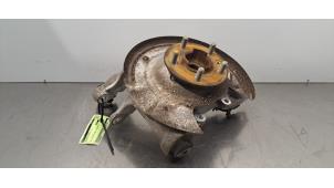 Gebruikte Fusee links-achter Landrover Defender II 110 2.0 16V P300 Prijs € 332,75 Inclusief btw aangeboden door Autohandel Didier